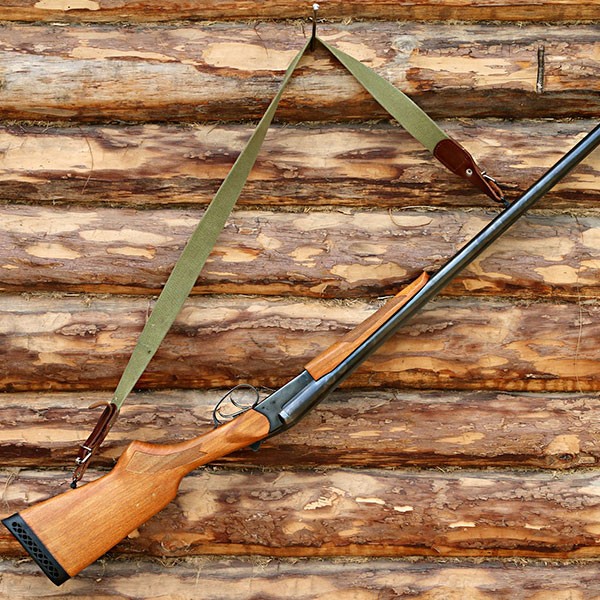 Licencias de armas y caza - Escopeta colgada en una pared